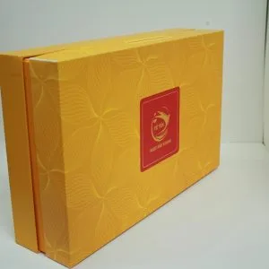 Hộp đựng quà màu vàng mặt vân hoa