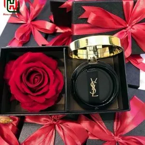 Hộp đựng mỹ phẩm kèm hoa