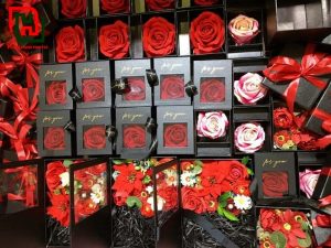 Gợi ý mua hộp đựng quà 8 tháng 3 giá rẻ cho bạn gái ở Hà Nội 4 Hộp đựng mỹ phẩm kèm hoa