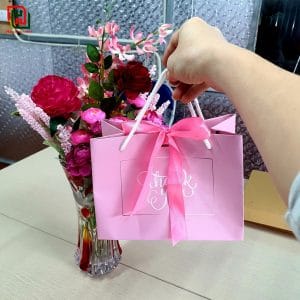 Túi giấy màu hồng đẹp