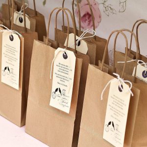 Làm túi đựng hàng từ bìa carton tiết kiệm chi phí 4 Precious Little Things