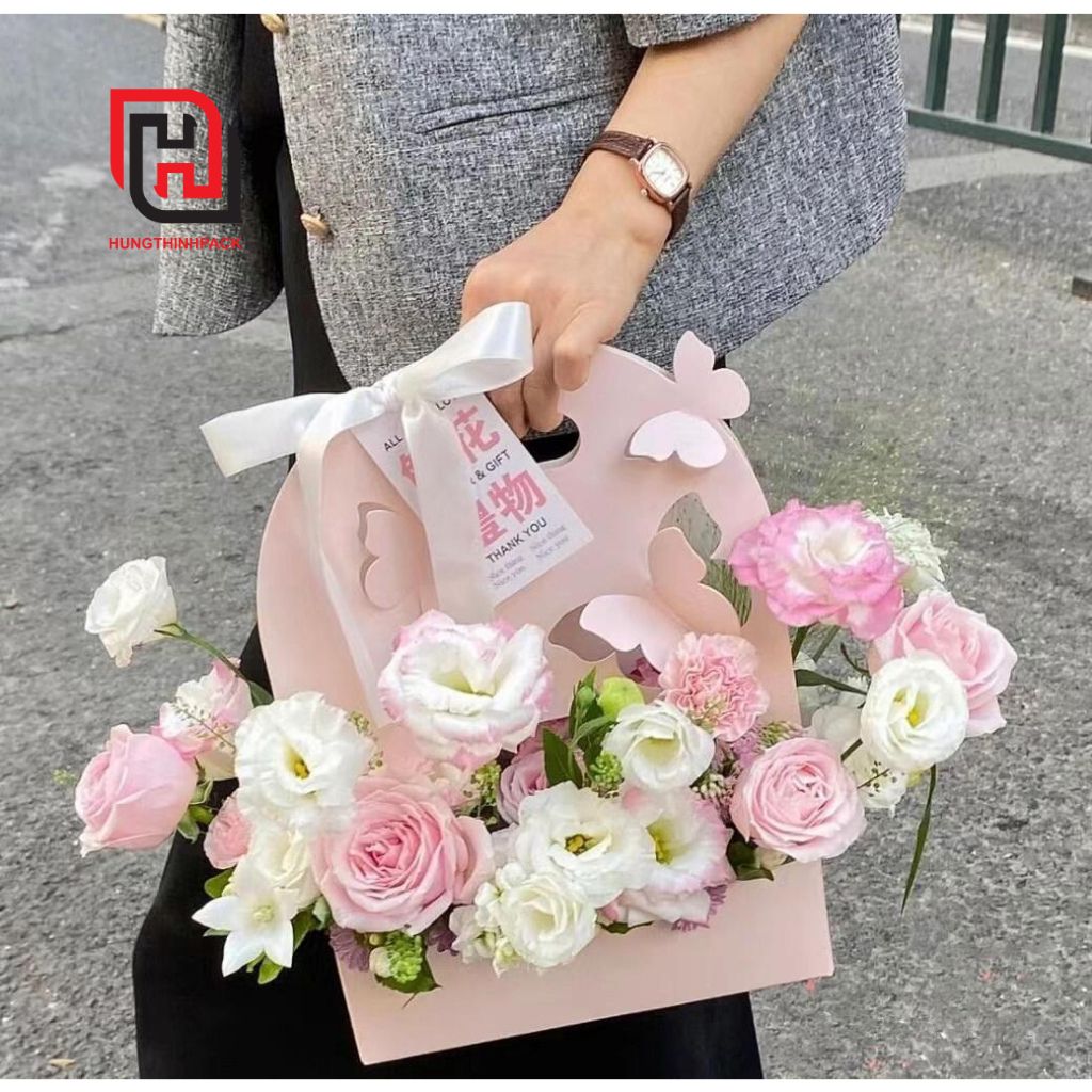 Túi giấy cánh bướm: Giải pháp quà tặng đa năng và sang trọng cho mùa 20/10 4 Túi giấy cánh bướm đẹp ấn tượng và tinh tế, phù hợp làm bao bì trang trí cho các món quà tặng sử dụng trong nhiều dịp khác nhau như 20/10, 20/11, 8/3, 14/2, v.v