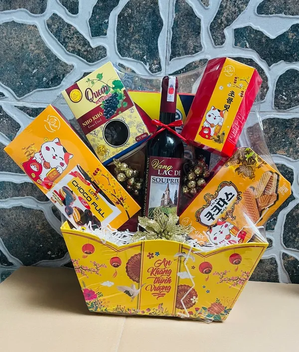 Hop thuyen dung qua Tet gia re