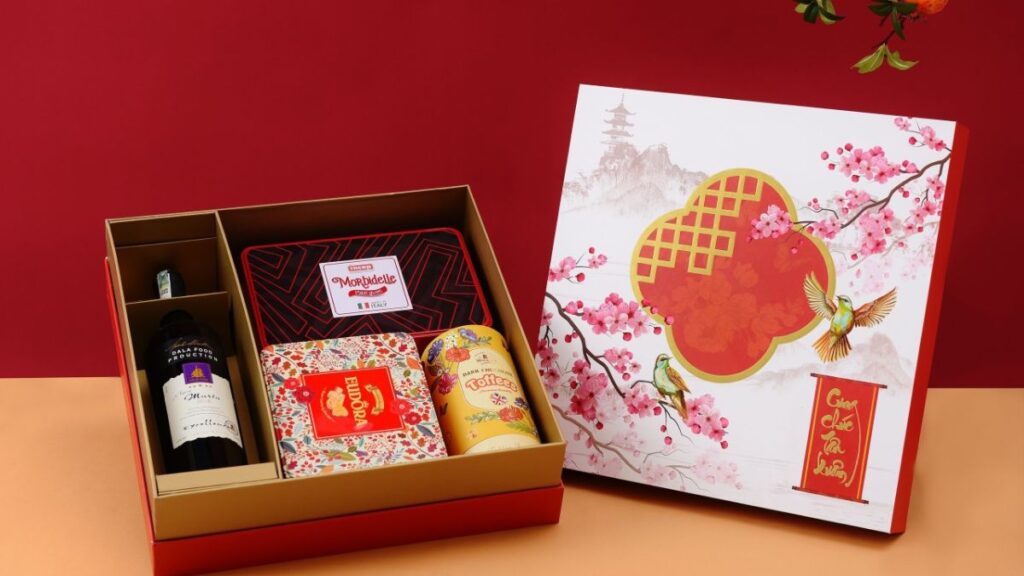 So sánh khay thuyền và hộp quà Tết – Nên chọn loại nào? 1 hop qua tet